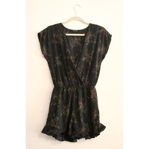 Simple floral, romper with ruffle